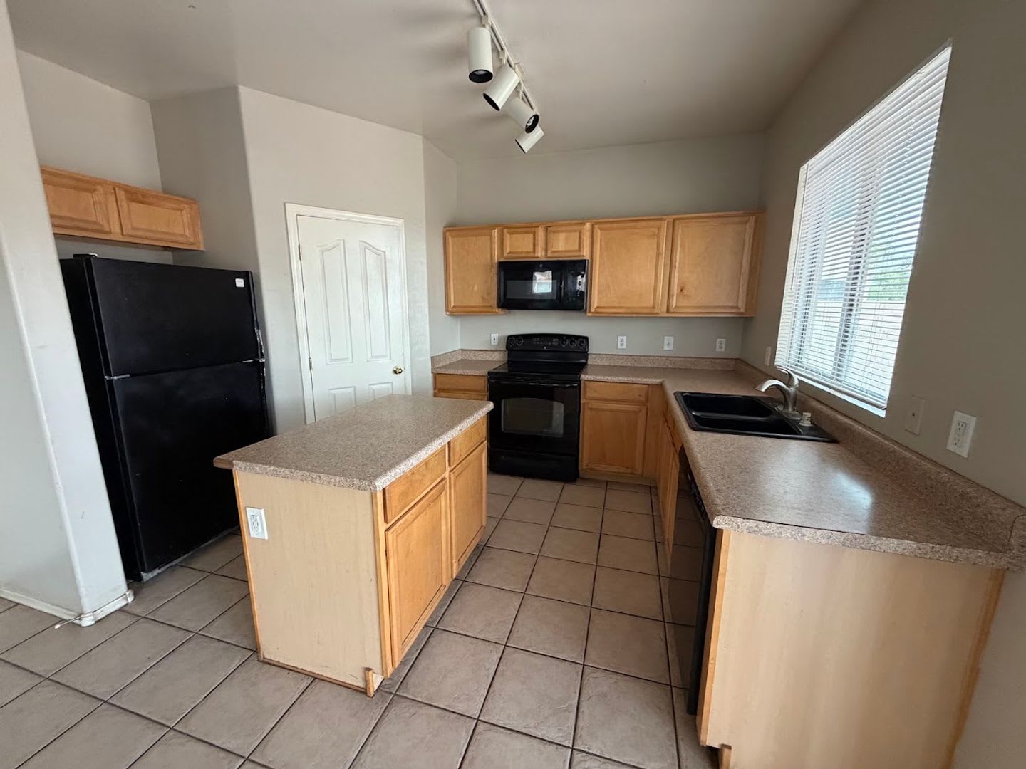 Beautiful Home For Rent In Avondale New Carpet – photo 4