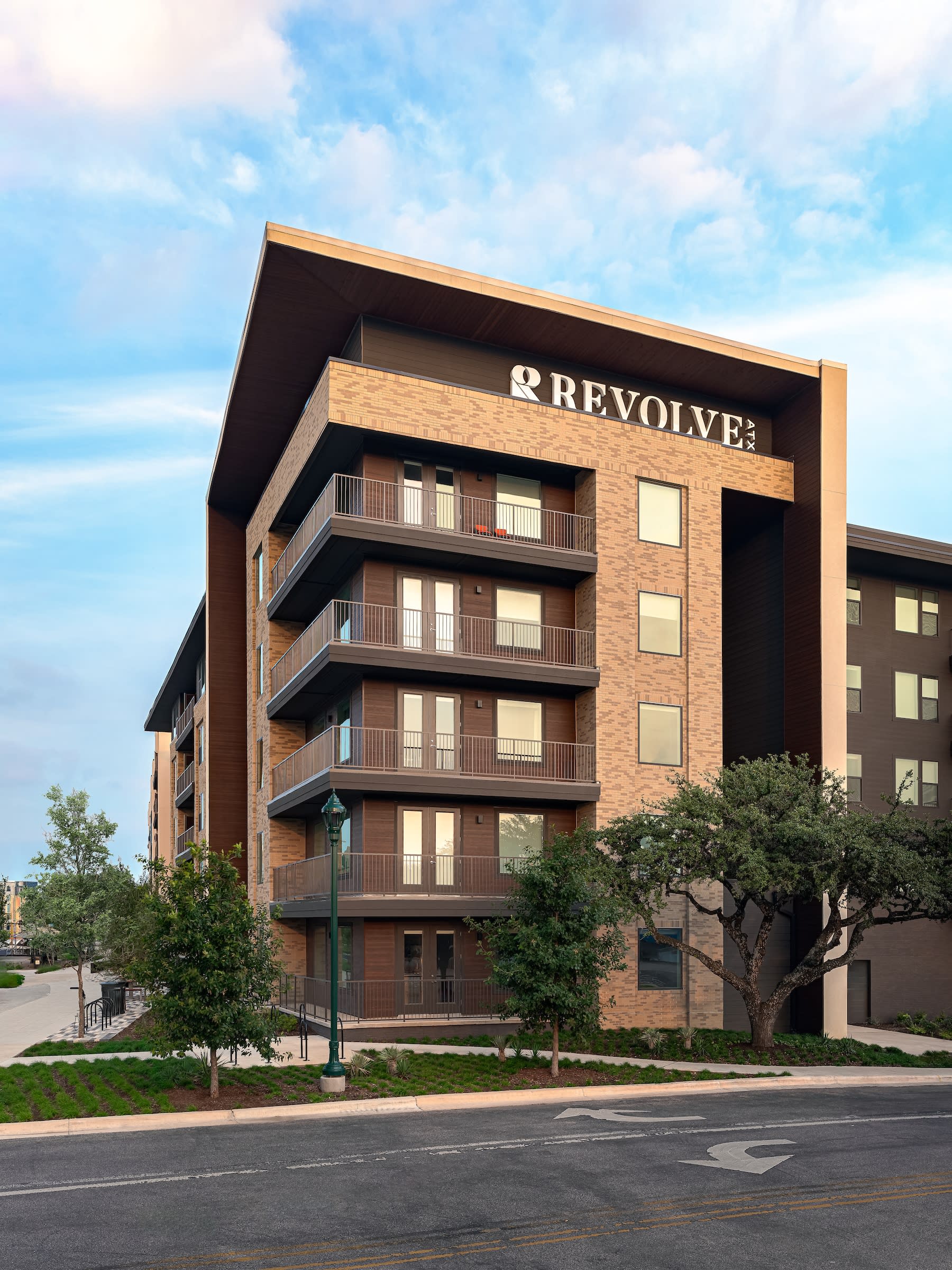 Revolve – photo 2