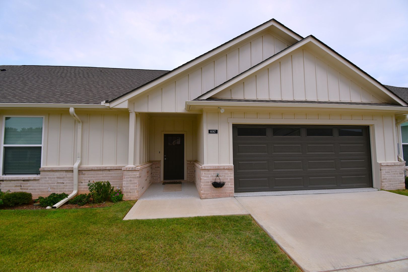 Hamilton Meadows Gated Community! Lovely, Modern 2 Bedroom, 2 Bath Home w/Garage – photo 3