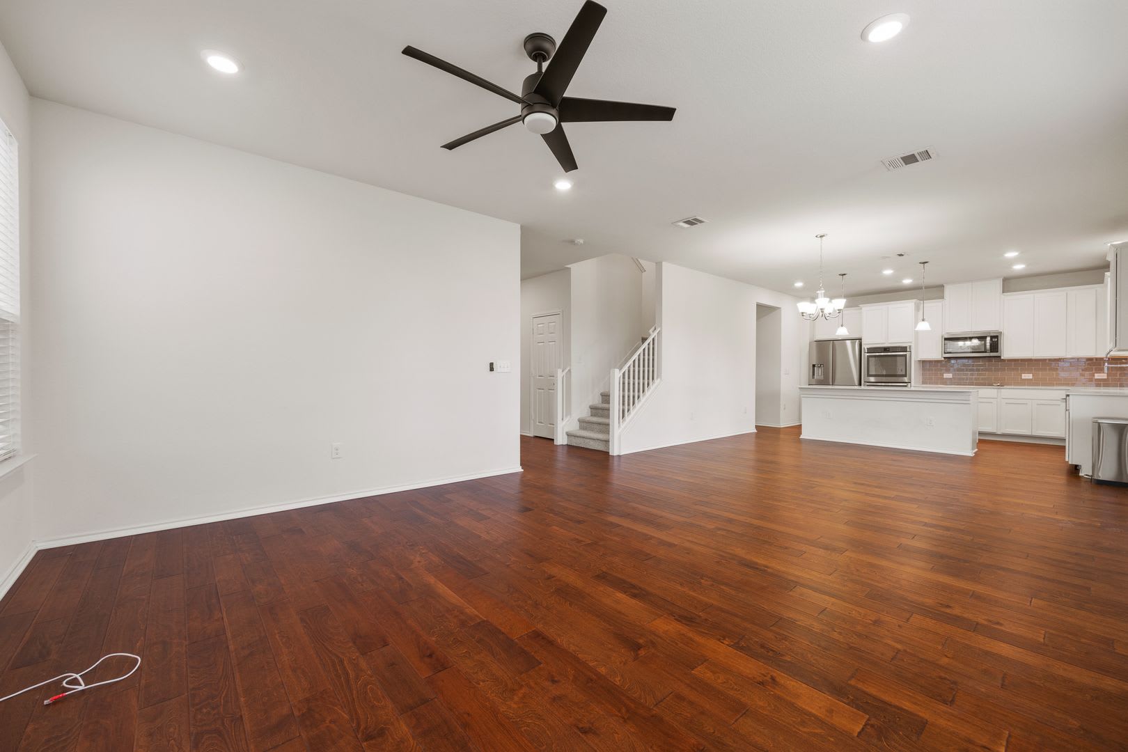 Beautiful 3BR Home with Open Floor Plan, Covered Patio & Private Fenced Yard in South Austin – photo 4