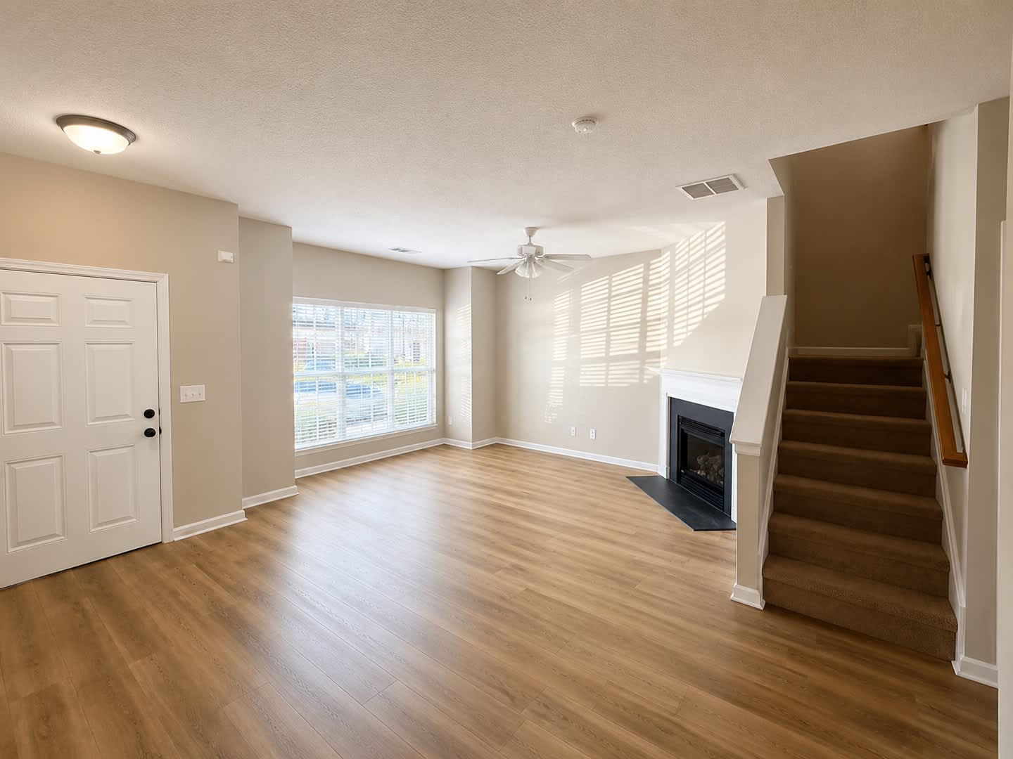 Beautiful 3 Bedroom Townhome With Pond View Lawn Care Included Convenient Whitsett Location – photo 3