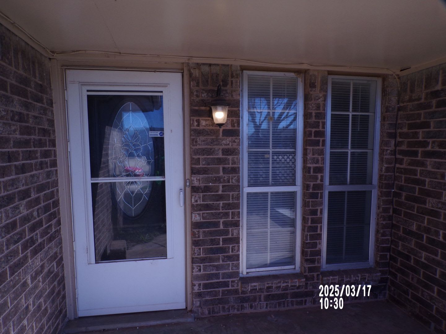 East side! Updated! Granite counter tops! Hard surface flooring throughout! – photo 2
