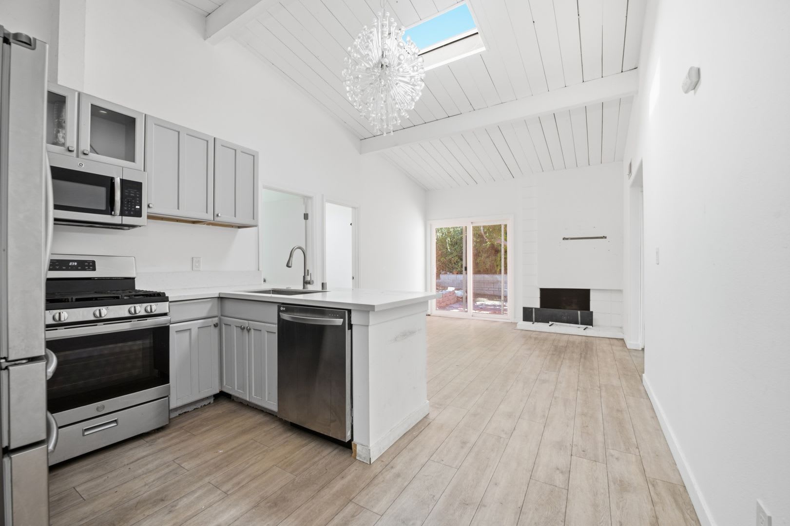 USD-adjacent 3 bedroom 1 bath apartment – photo 1