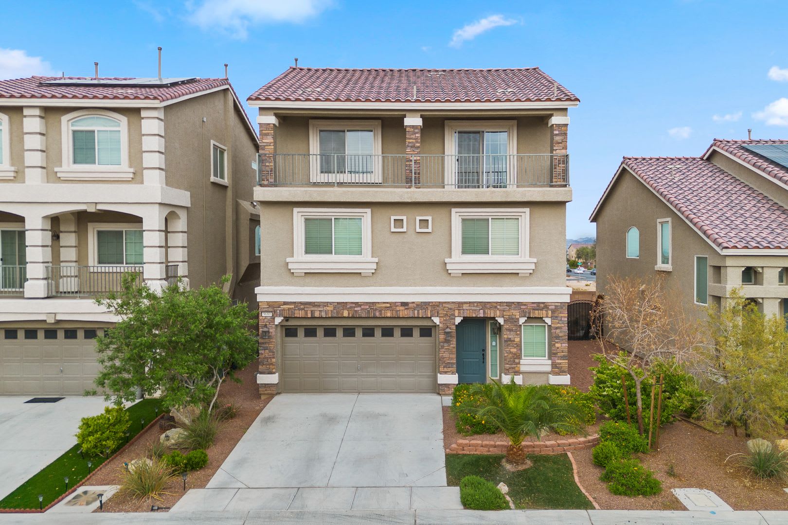 Spacious 5-Bedroom Home with Expansive Loft in Southwest Las Vegas – photo 1