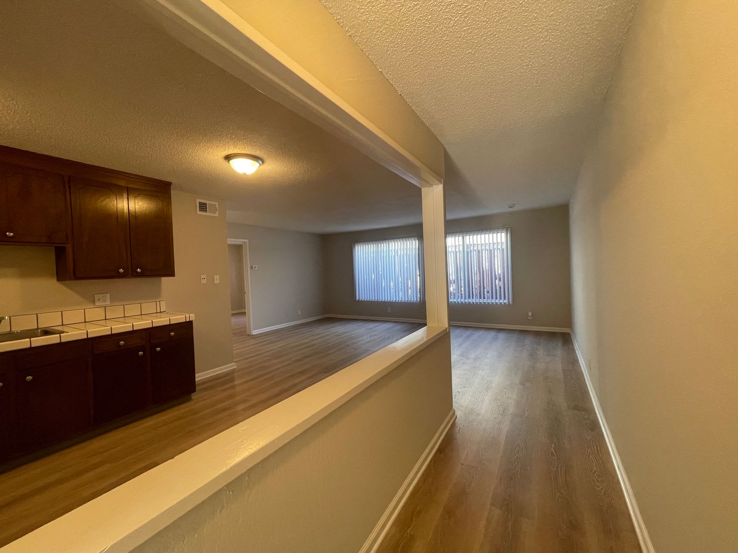 Wonderful Gated 2 Bedroom Downstairs Apartment – photo 4