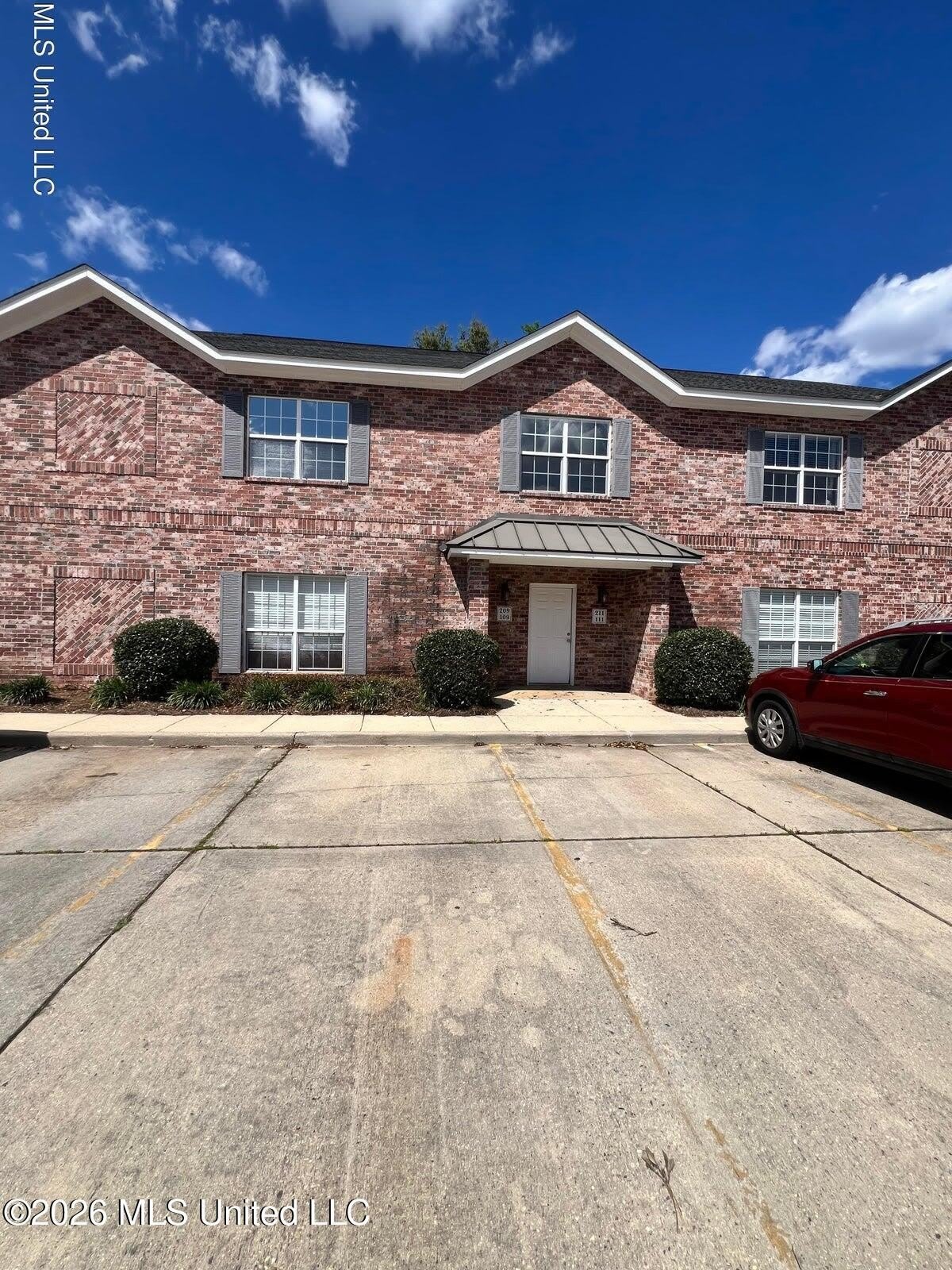 111 Armand Oaks – photo 1