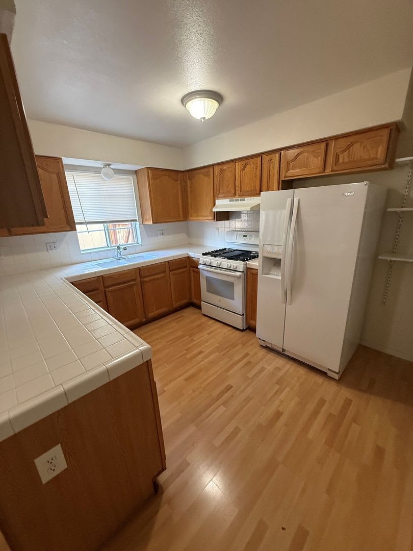 Nice Unit in a Duplex. Private Enclosed Yard – photo 2
