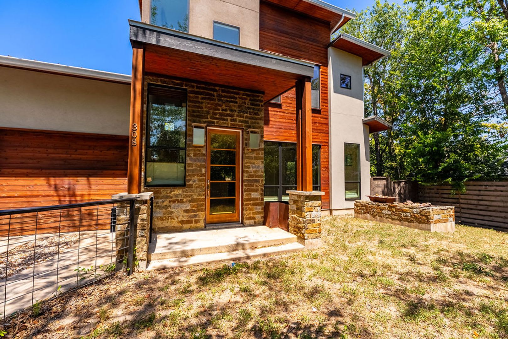 Elegant 3-Bedroom Residence in Coveted Travis Heights – photo 2