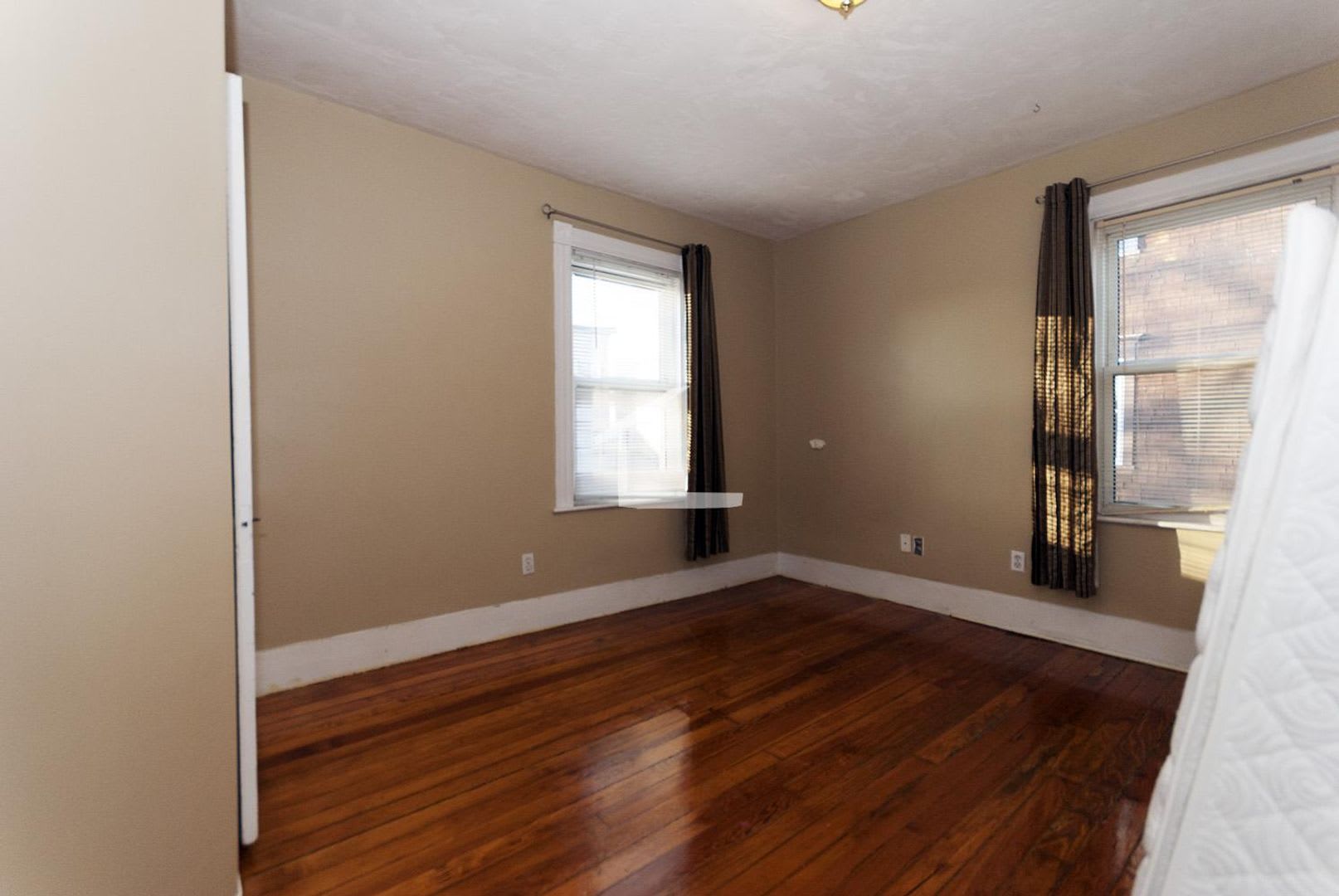 Charming 6 Bedroom-No Broker Fee – photo 3