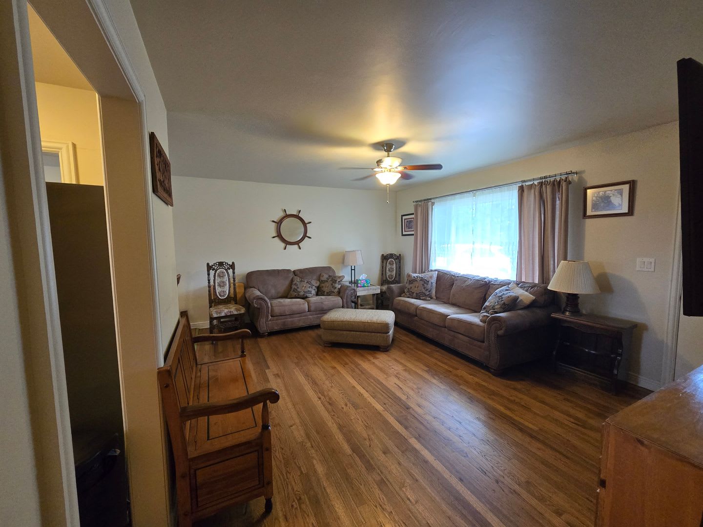 *Fully Furnished 3Bd/1Bath W/Single Car Garage – photo 3