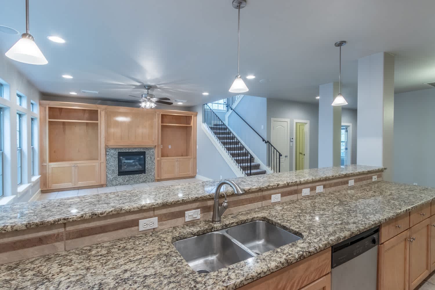 UT PRE-LEASE: 6 Bed / 3 Bath – photo 3
