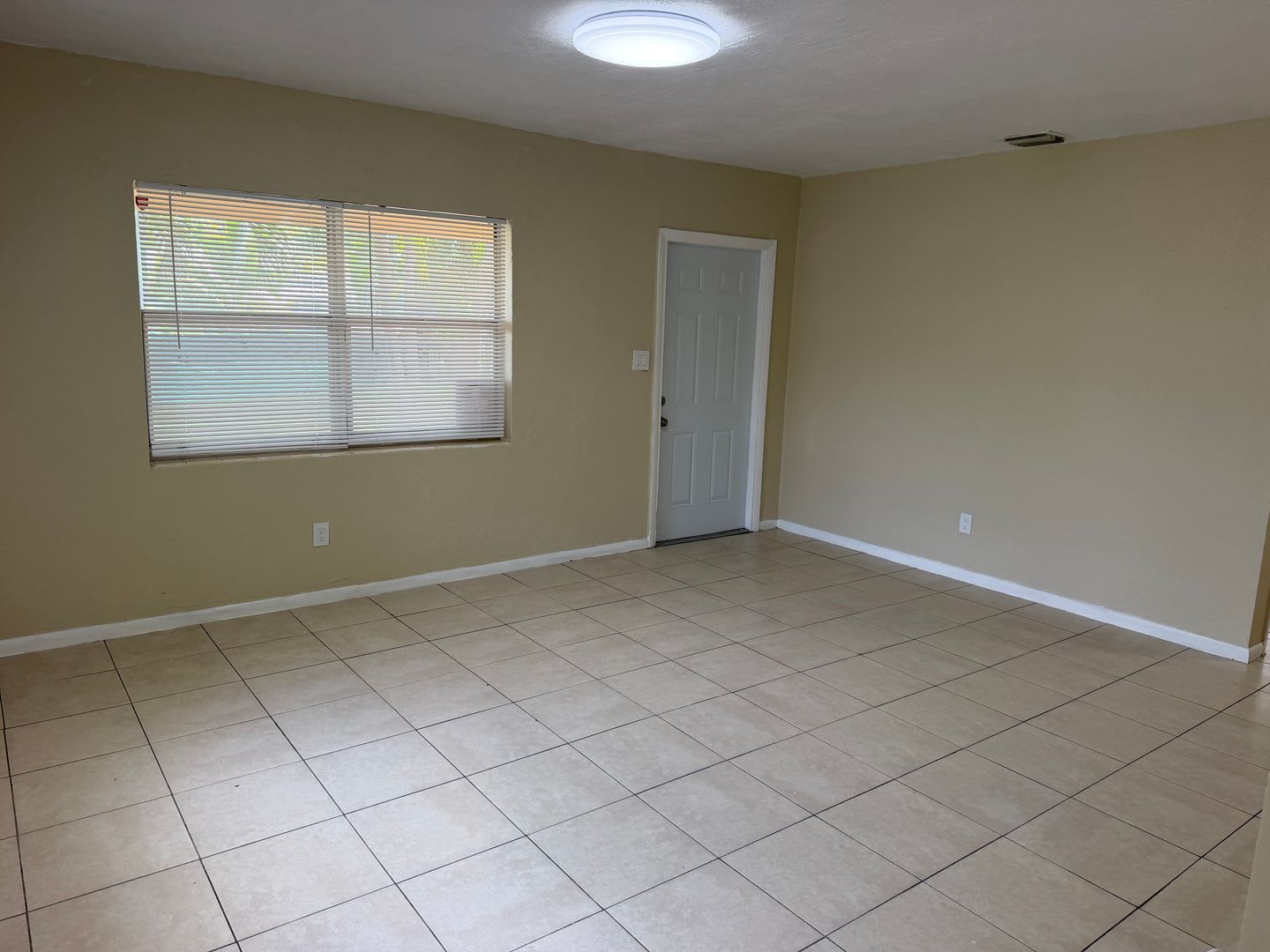 Available 3/2 home with updated bathrooms. – photo 4