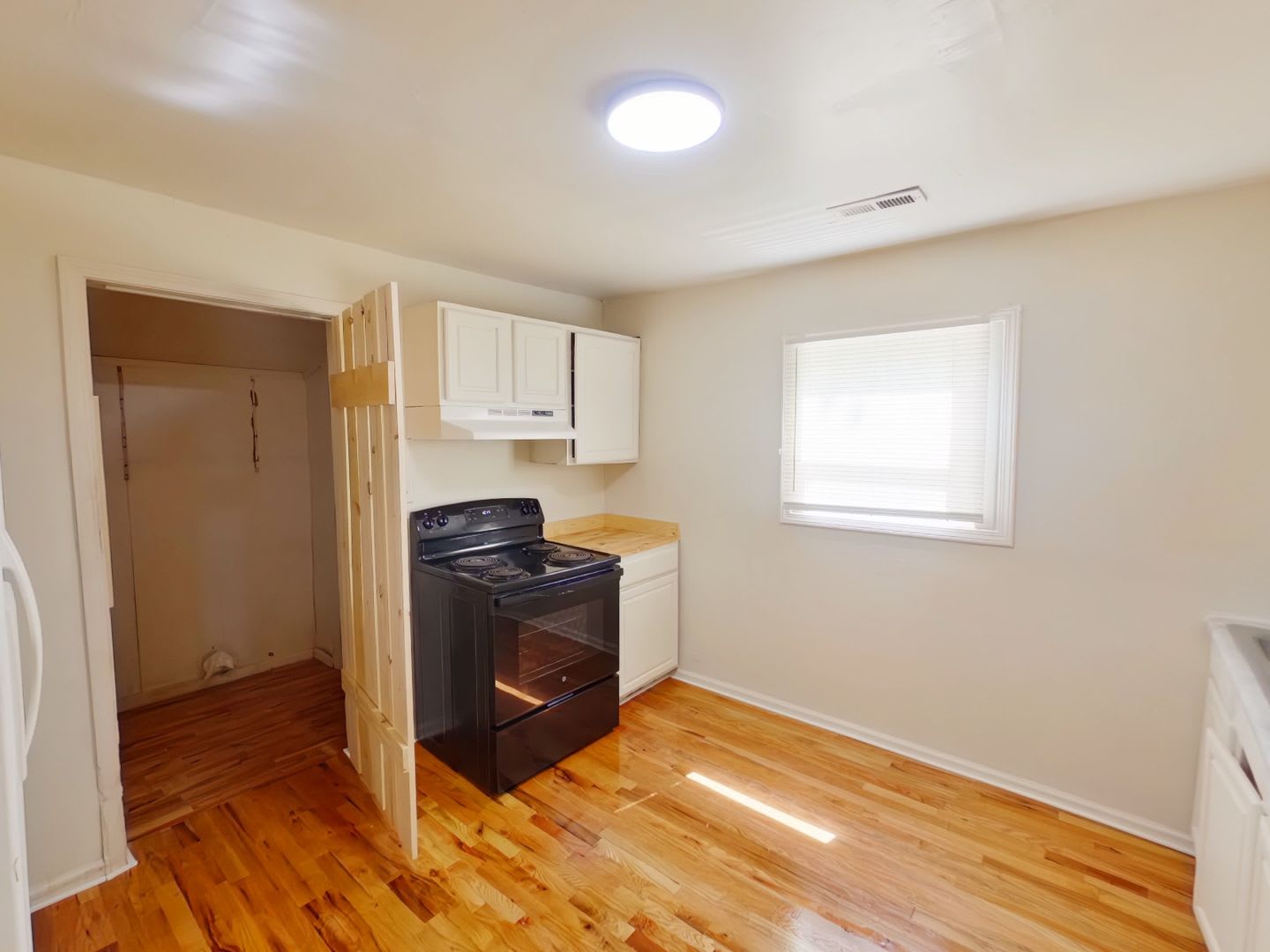 Pet-Friendly 3BR Home with Hardwood Floors & Large Backyard – photo 3