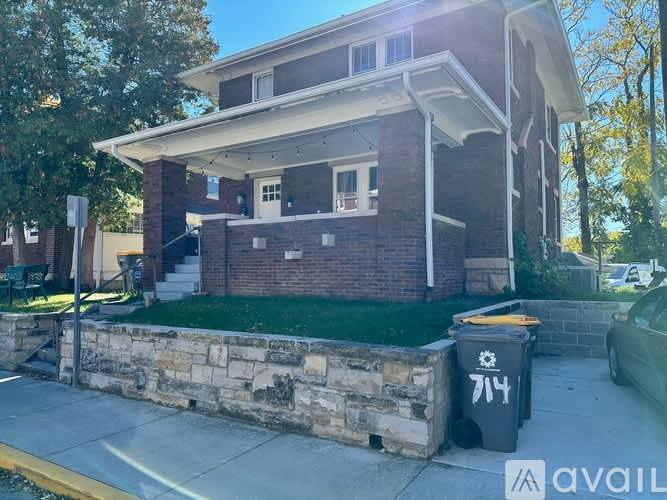 714 E 9th St – photo 2