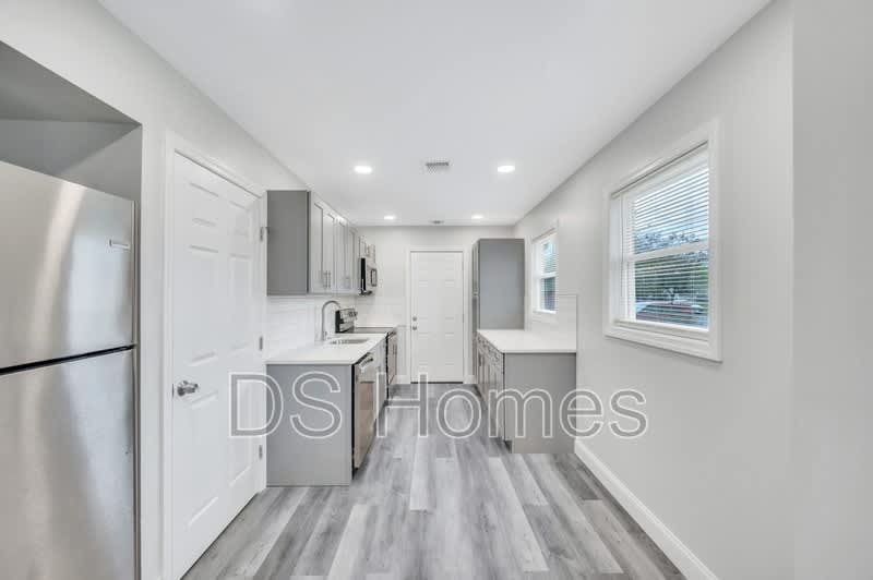 615 MacDonald Ave – photo 2