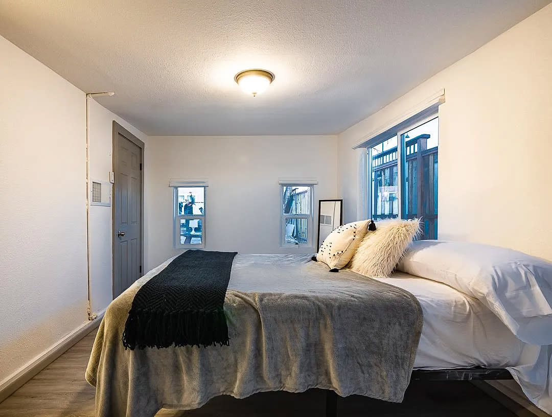 221 Girard Boulevard Southeast – photo 3