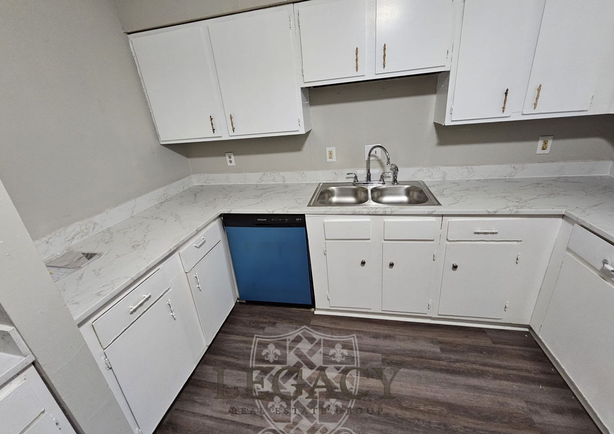 1077 Harold Drive – photo 2