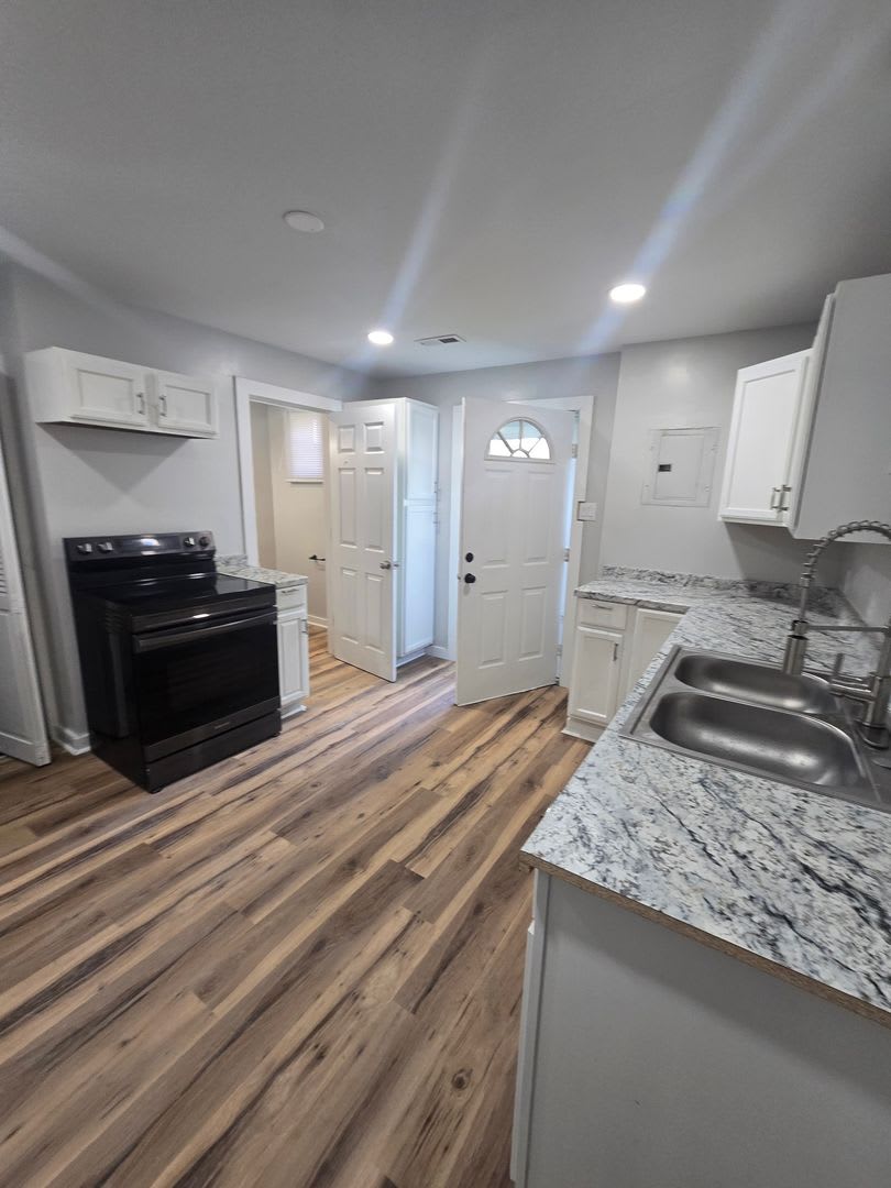 Studio Duplex located on the Westside near 10th St and White River Pkway Dr – photo 5