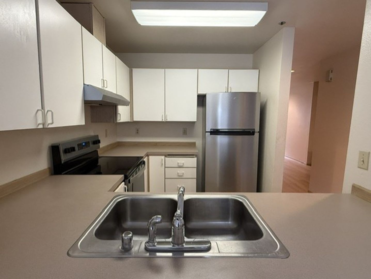 SPACIOUS KIRKLAND 2 BED / 2.5 BATH TOWNHOME – GARAGE, PRIVATE YARD & NEW CARPET! – photo 5