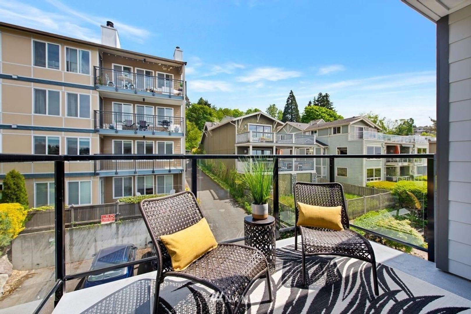 Spacious 2 Bedroom Condo in Queen Anne available NOW for $3550! – photo 5