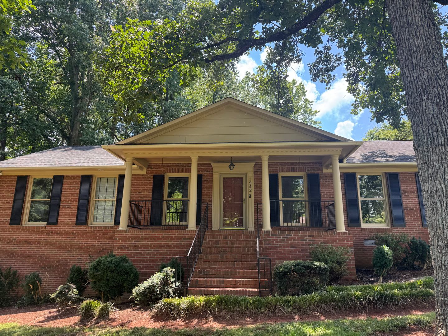 Four Bedroom Brick Home in Denver with finished basement and Seasonal Lake Views! – photo 2