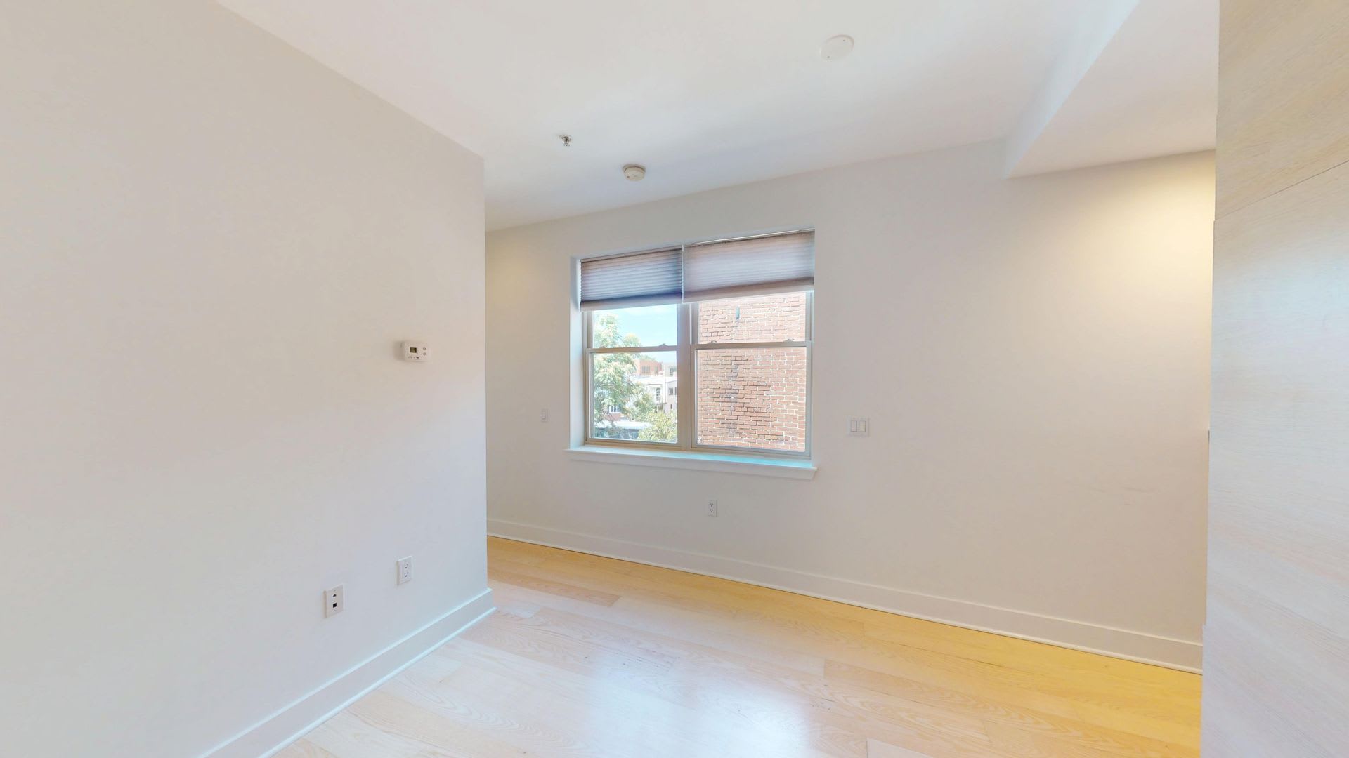 Top Floor Updated One Bedroom W/Sleek Appliances, Washer/Dryer Combo in Amazing Location! – photo 5