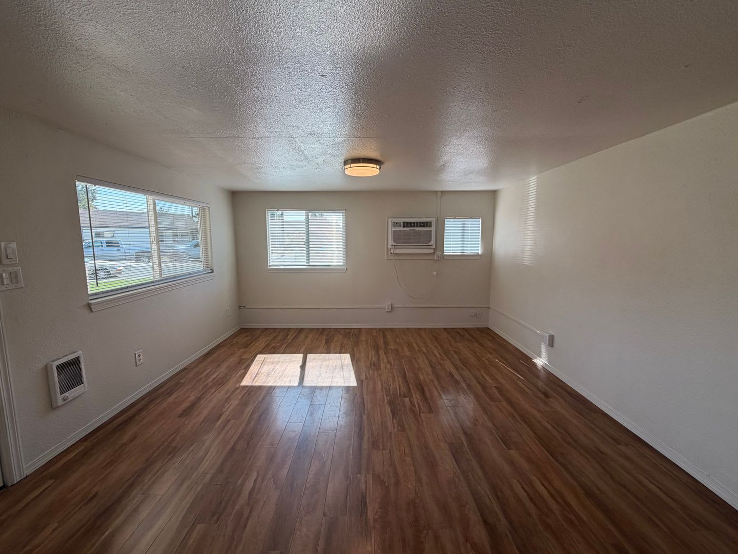 New Kitchen! 2 bed, 1 ba w/Ample Parking! – photo 4