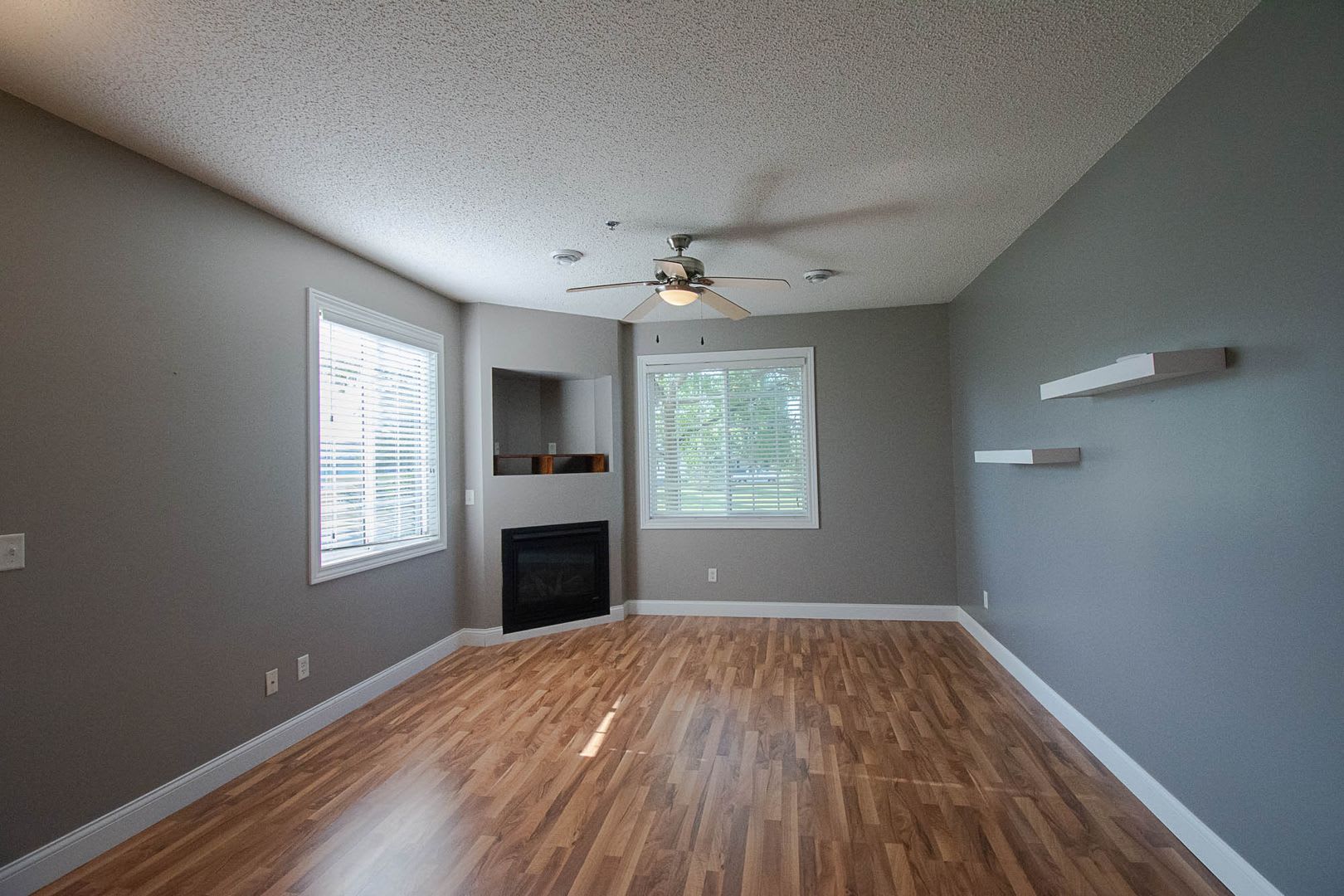 Beautiful Boulder Ridge end unit townhome w/upgrades throughout! – photo 2