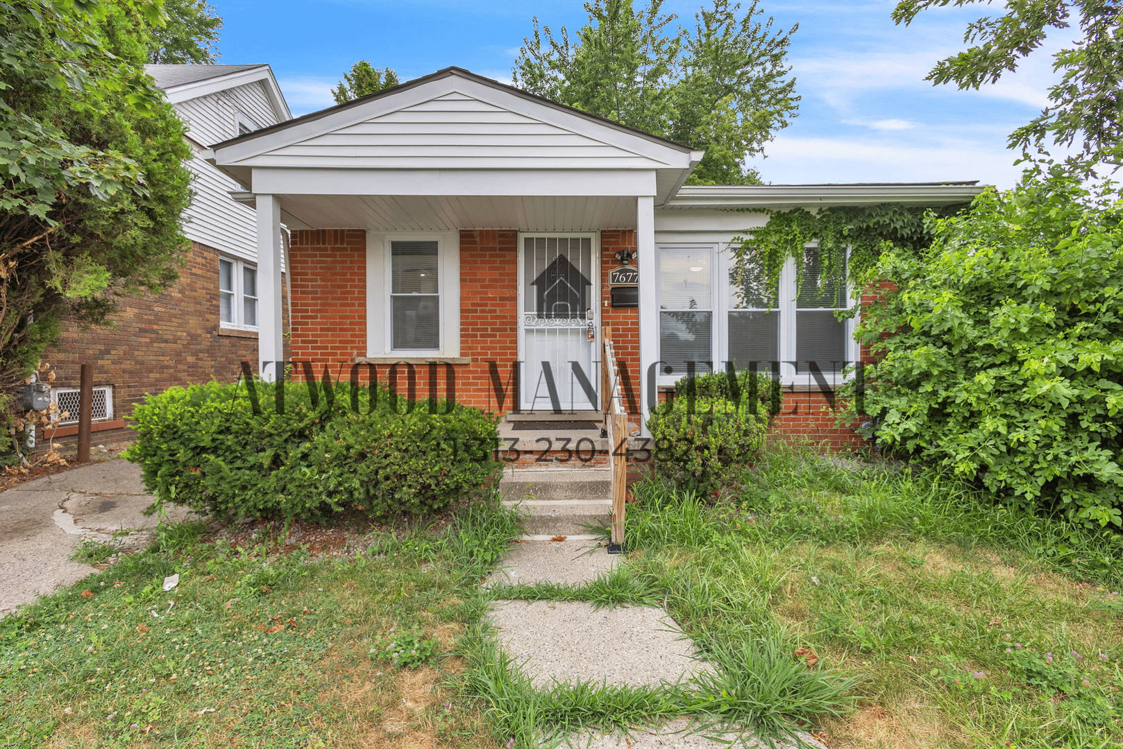 This beautifully updated 3-bedroom, 2-bath single-family home is ready for move-in! – photo 1