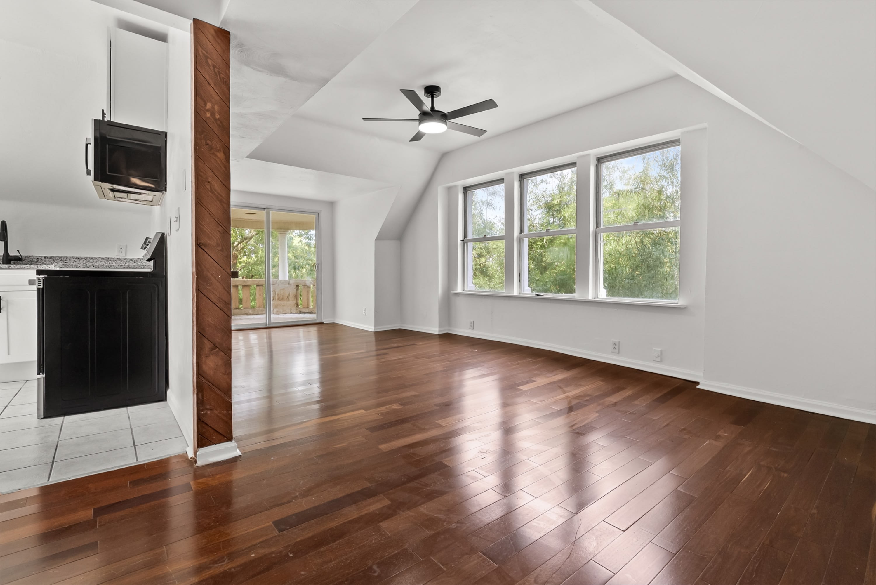 346 Fairfax Avenue – photo 2