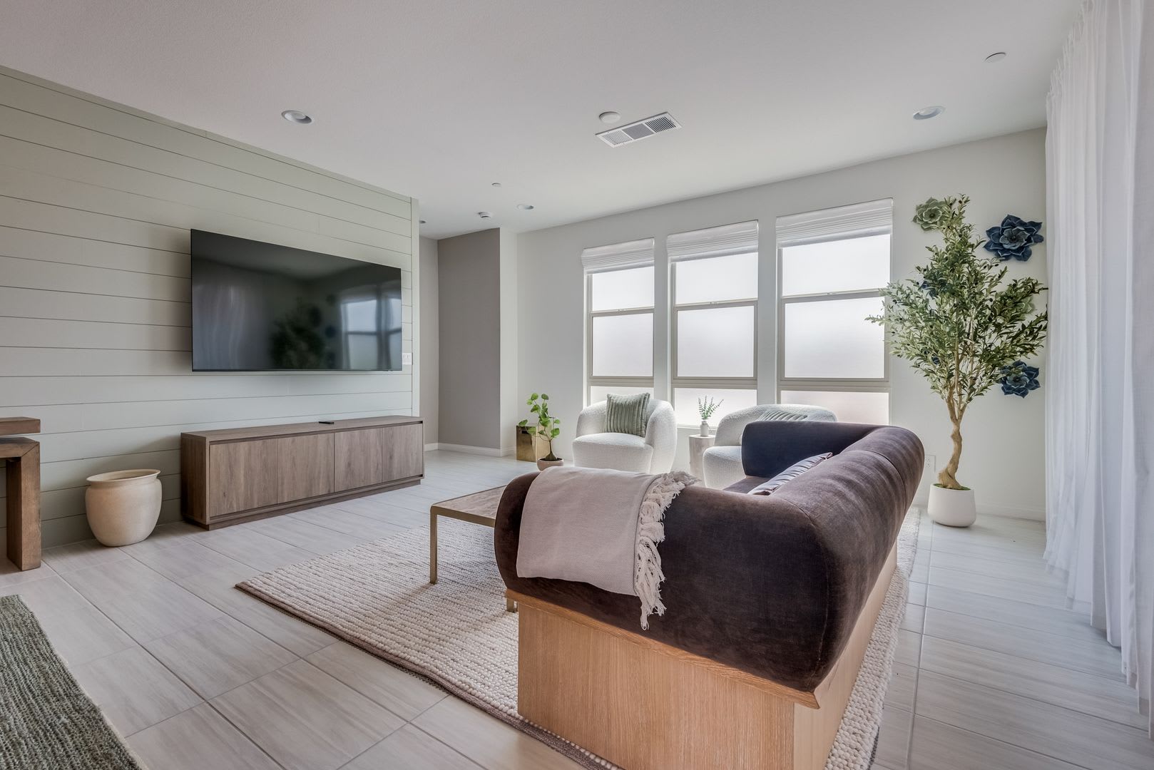 Stunning Modern 3-Story Home in Summerlin with Contemporary Style & Comfort – photo 3