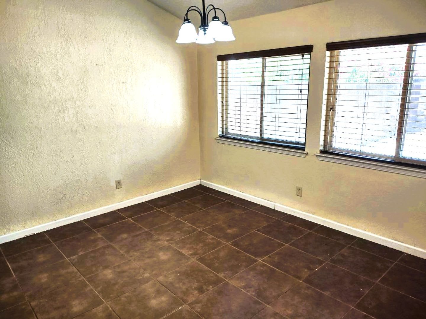 Great Two Story Eastside Townhome With Refrigerated Air Located In Quiet Well Established Neighborhood – photo 5
