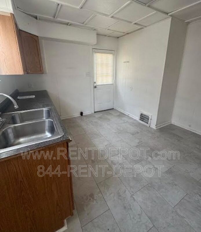 416 E. Riverside Dr – photo 4