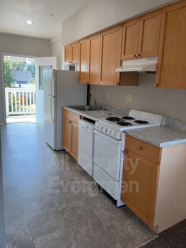 828 Broadway Ave – photo 2