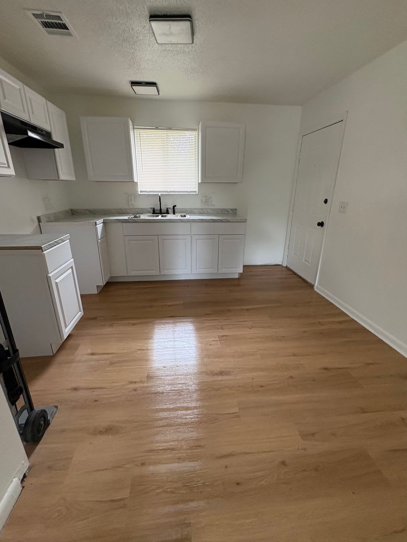 2 Bed/ 1 Bath Available Now on the Westside! – photo 3