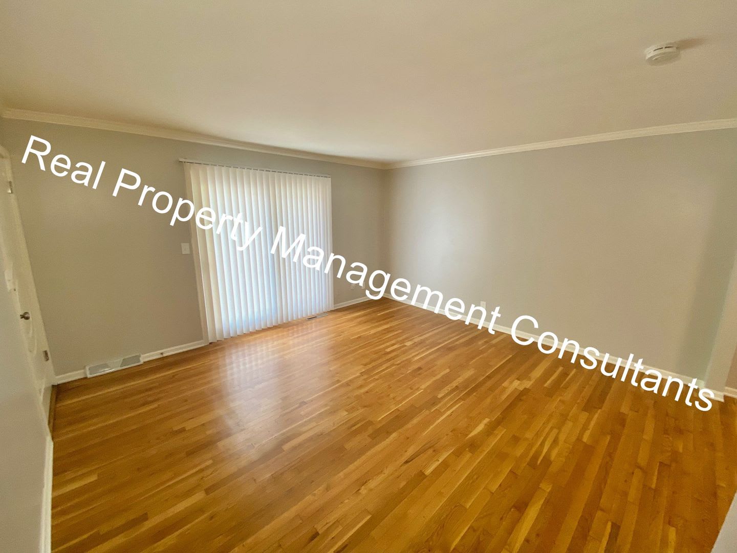 FREE RING CAMERA WITH MOVE IN! Kansas City midtown living 1 bed 1 bath home for rent! – photo 3