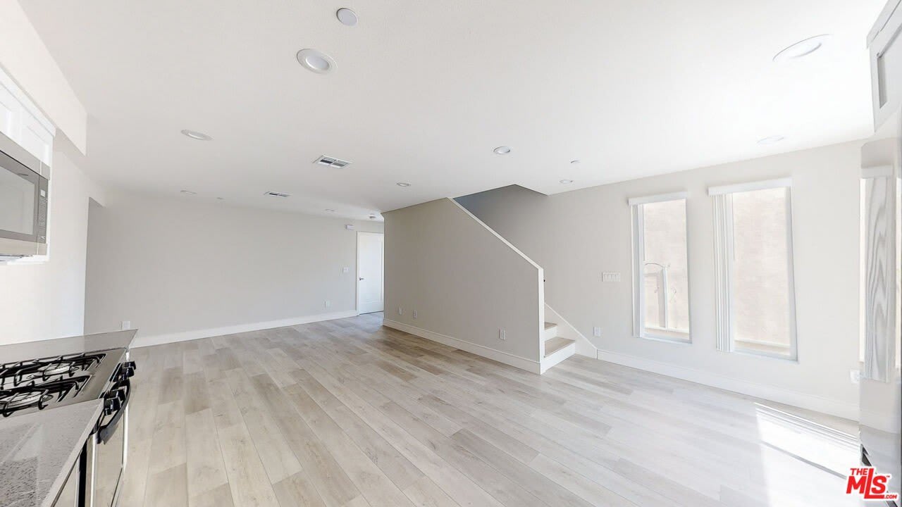 953 N Mariposa Ave – photo 4
