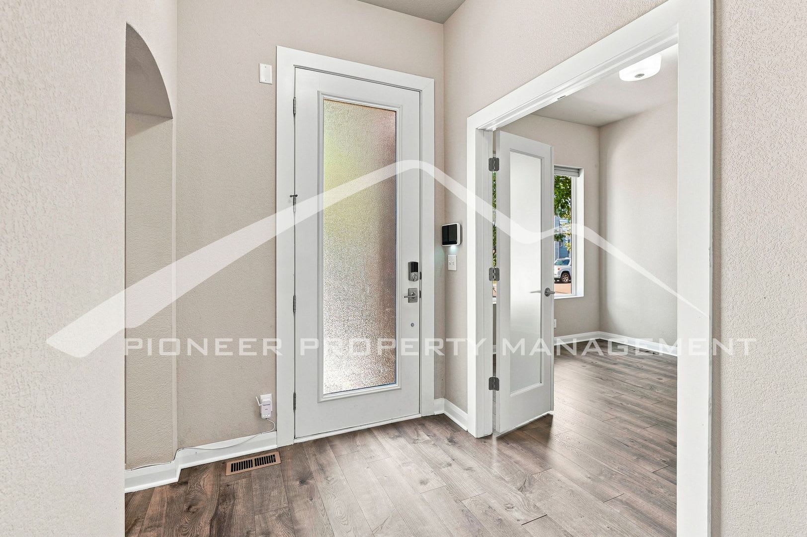 Gorgeous Home with Central AC and Washer/Dryer – photo 3
