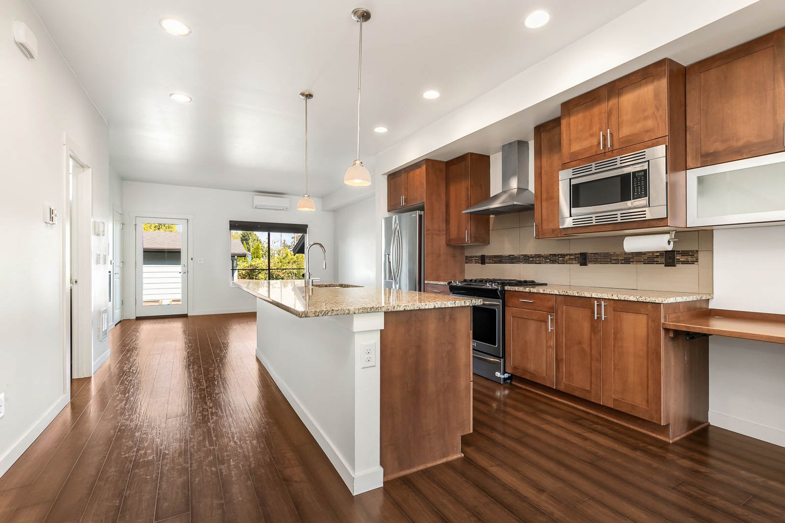 Stylish 2 Bedroom Columbia City Home with Designer Finishes & Private Yard – photo 3
