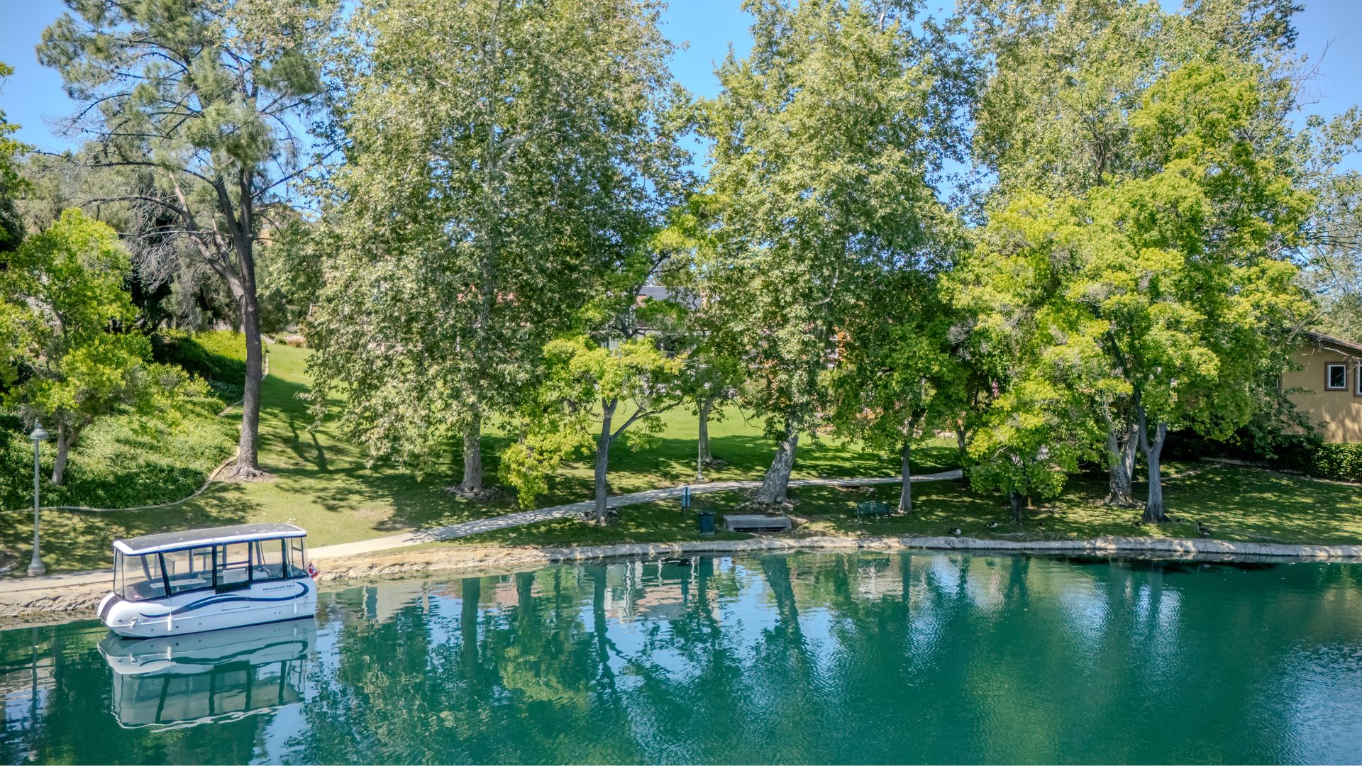 Luxury waterfront living in Calabasas – photo 3