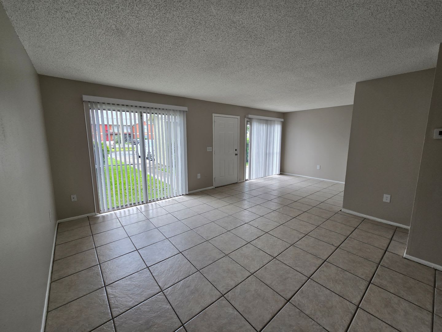 Spacious 2 Bedroom Orlando Condo with Water Included – Available Now! – photo 3