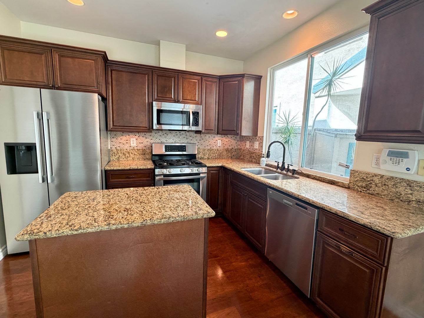 Rare Discovery Hills Gem – 3 Bedroom Home with Serene Backyard Oasis – photo 4