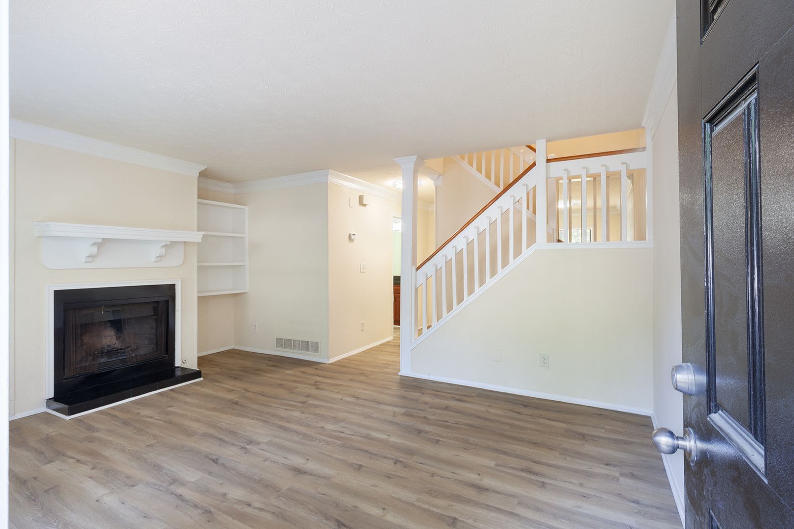 3bd/2.5ba Split Level Condo in Quiet Neighborhood! – photo 3