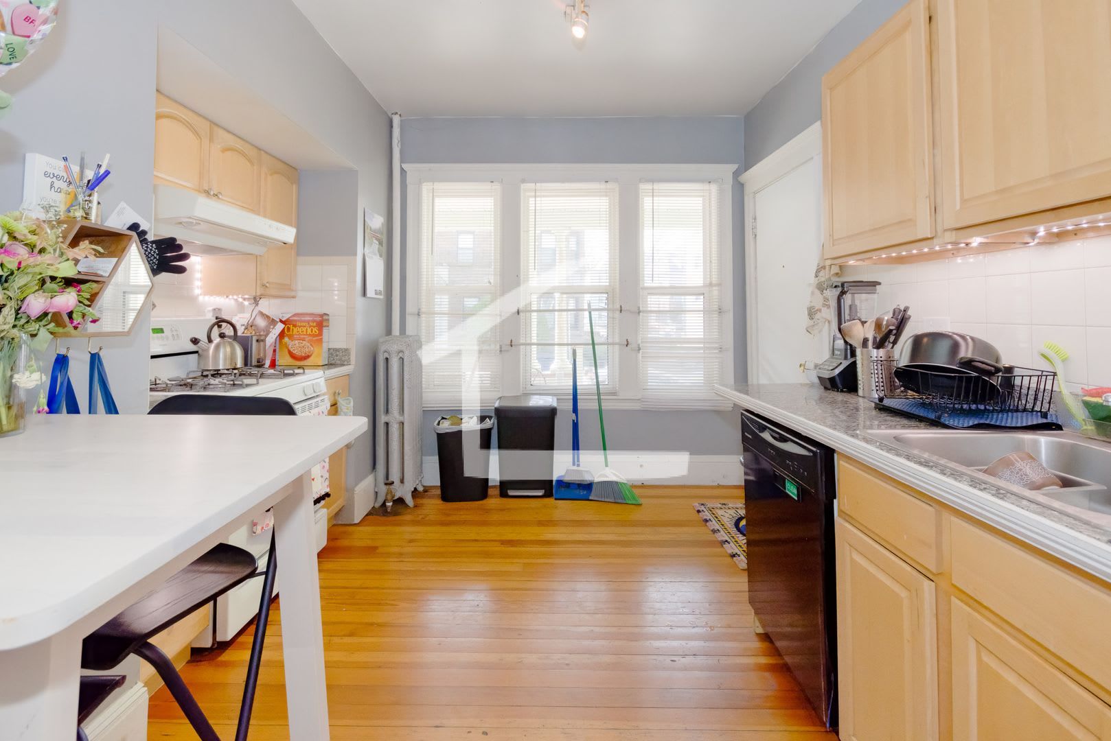 Apt near Harvard Ave. T Stop, Heat and Hot Water Included, Modern, Spacious, Sunny! – photo 2