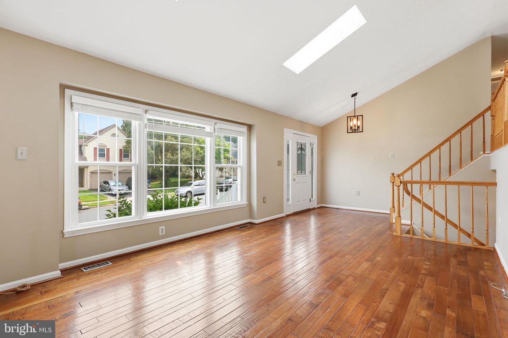 Welcome To 7690 Green Garland Nestled In The Desirable Afton Glen Community Of Springfield This Beautifully Maintained 3 Bedroom 2 5 Bath Home Offers The Perfect Blend Of Comfort Style And Convenience – photo 2