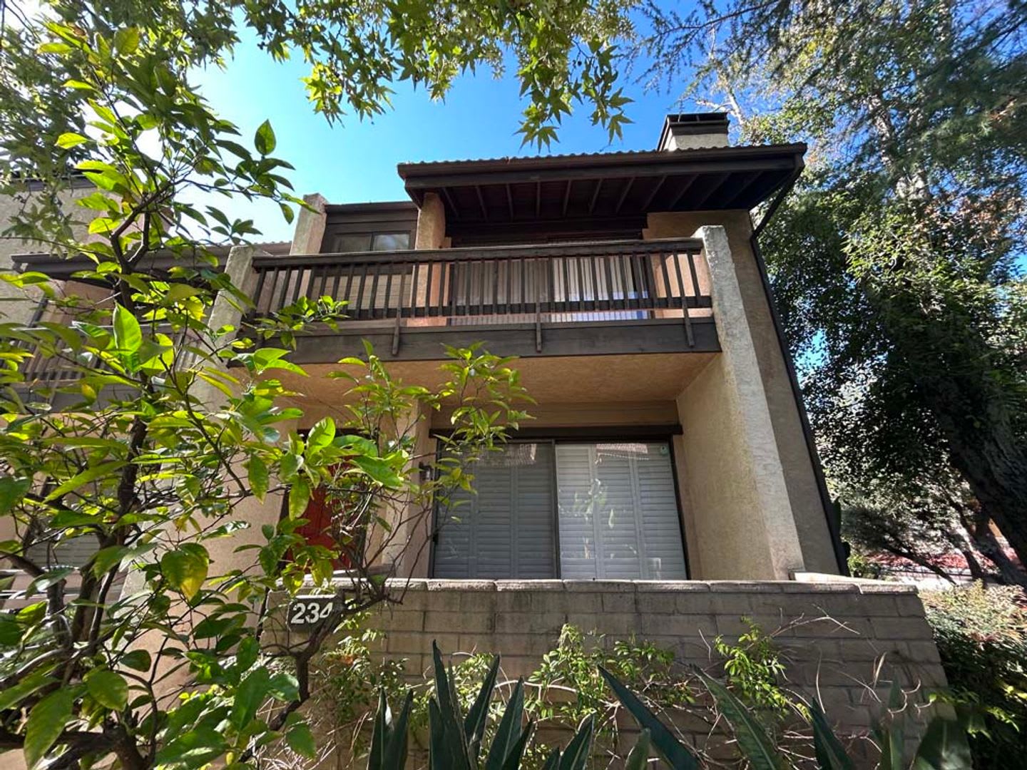 Spacious 4 bedroom 2.5 bath Condo for rent in Woodland Hills! – photo 1