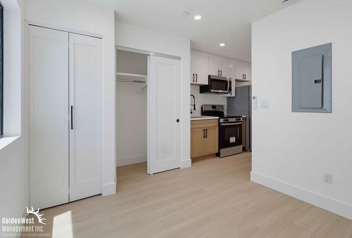 3075 Hawthorn Street – photo 3
