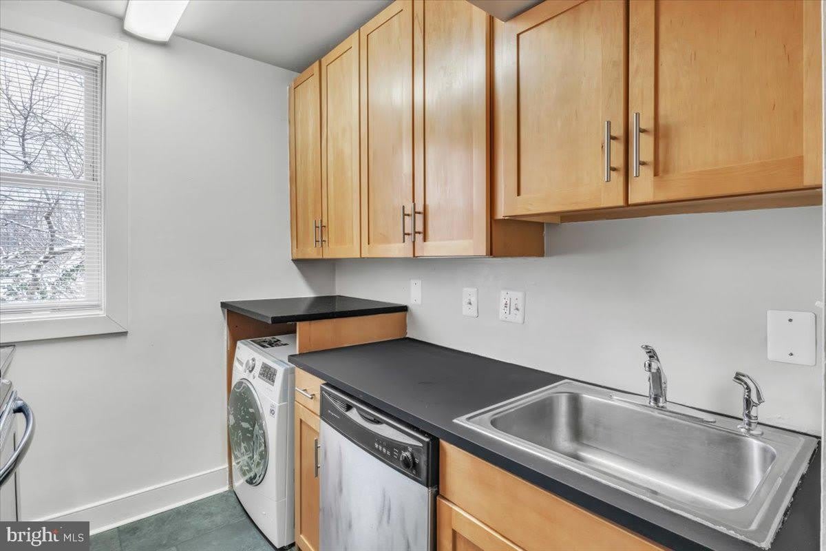 2850 HARTFORD Street SE – photo 4