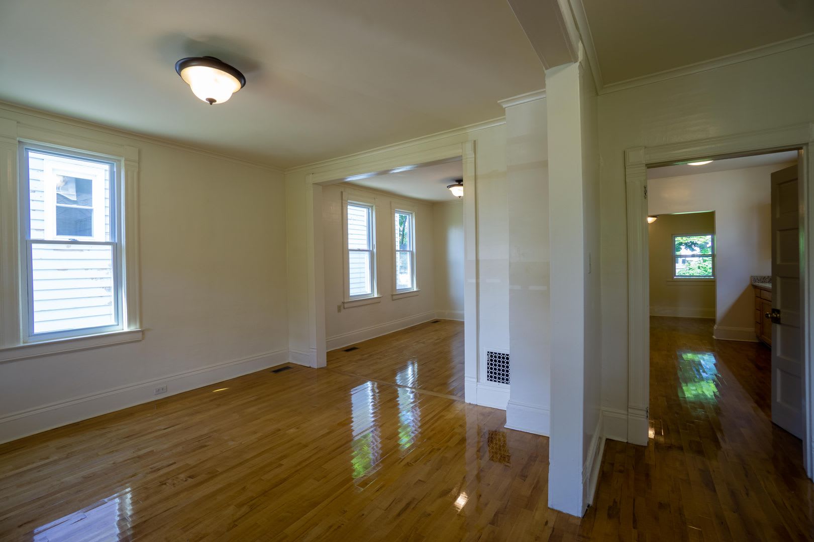 340 Roosevelt Ave Available 7 1 27 Single Family Home Near Barry Park – photo 4