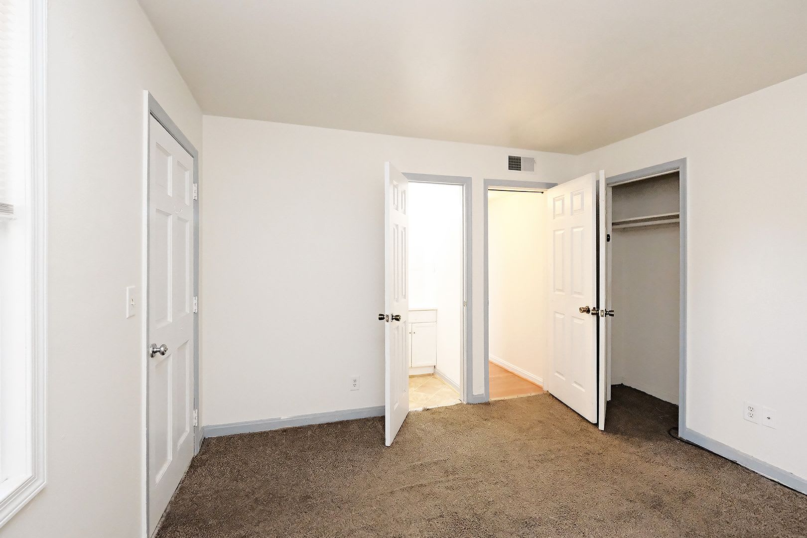 Pet-Friendly 2BR Apartment in Convenient Louisa Location – photo 4